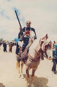 FRENDA CAVALIER SUR UN PUR SANG ARABE